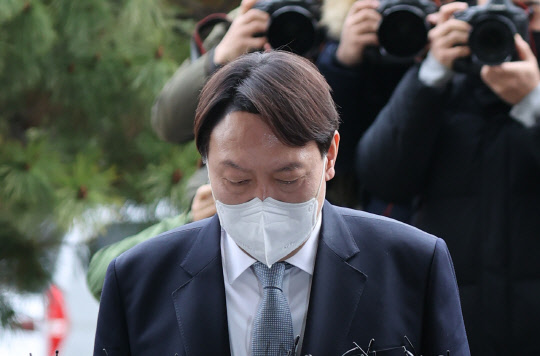 윤석열 검찰총장이 4일 대검찰청에 출근해 자신의 거취 관련 입장을 밝힌 뒤 고개를 숙여 인사하고 있다. 연합뉴스